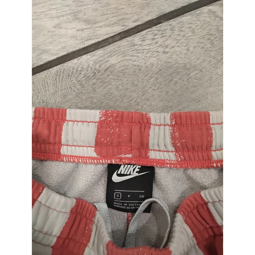 Vintage Y2K Nike Men's Small Cotton Athletic Shorts –‎ Red/White Brush Stripe